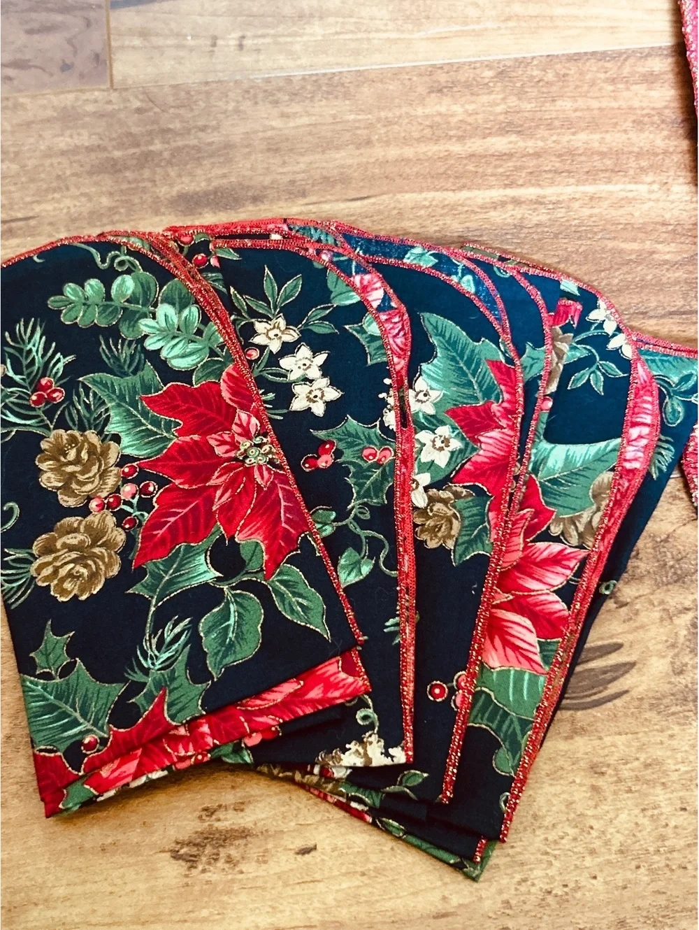 Christmas Floral Table Linens Set with Placemats, Napkins, Napkin Rings (4)